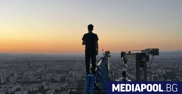 Седем деца си направиха екстремно селфи в късните часове във