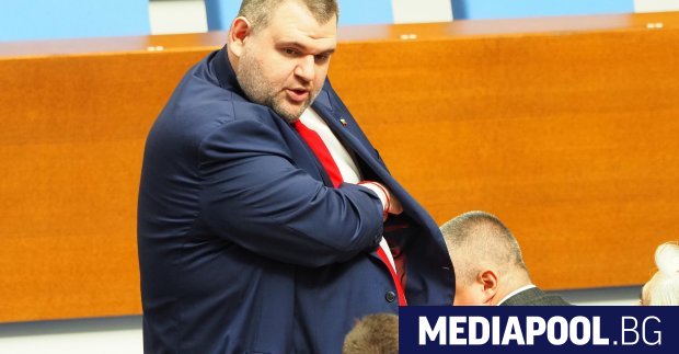 Лидерът на ДПС Ново начало Делян Пеевски се зае