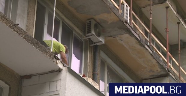 Вместо безплатно саниране 126 семейства живеят в блок на