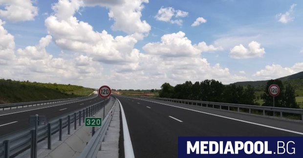 Водач на лека кола беше глобен за шофиране по магистрала