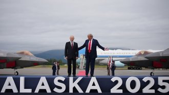 Тръмп и Путин започнаха преговори след топли поздрави на летището в Аляска
