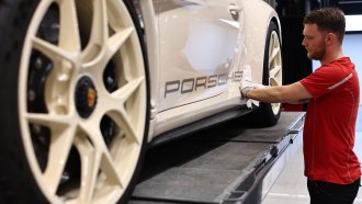 "Порше" спира да произвежда батерии за електромобилите си