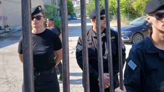 Премиерът на Албания Еди Рама брутално и с полиция спря ТВ канала News24 (снимки)