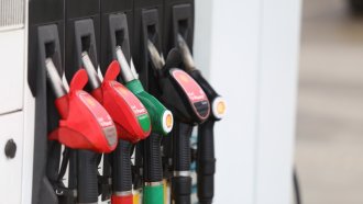 Бивш собственик на "Юнион Ивкони" купува бензиностанциите на Gazprom