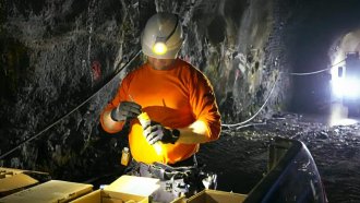 Слагай взрива и НЕ бягай: Иновативният добив в "Челопеч"