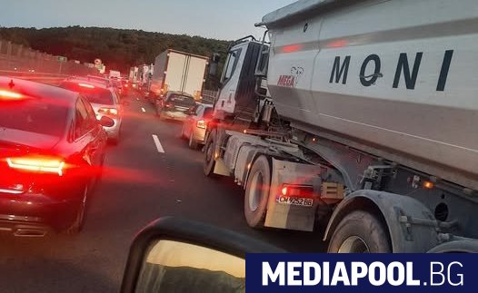 Километрични задръствания се образуваха на магистрала Тракия заради започналите нови