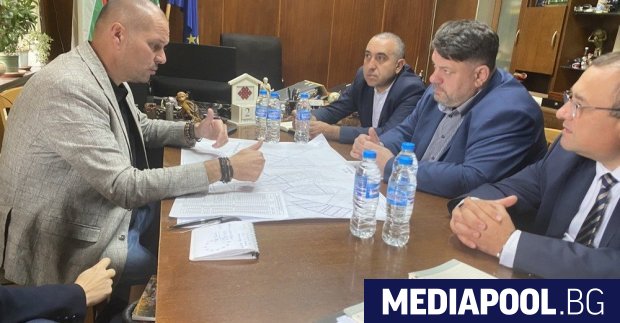 Вицепремиерът и председател на водния борд Атанас Зафиров и министрите