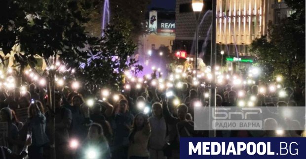 Фенери осветиха деветия пореден протест в подкрепа на задържания кмет
