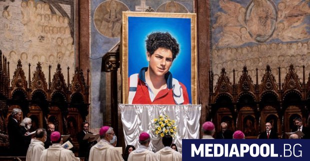 Десетки хиляди поклонници се очакват във Ватикана в неделя за