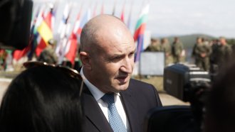 "Слугите му ще се срамуват". Радев призова да бъде изградена стена срещу Пеевски