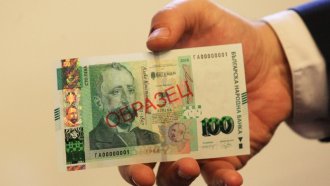 Морето край Царево се напълни със столевки, разби се отнесената каса на местна фирма