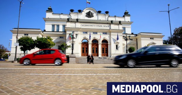 Сградата на Народното събрание на едноименния площад в София е