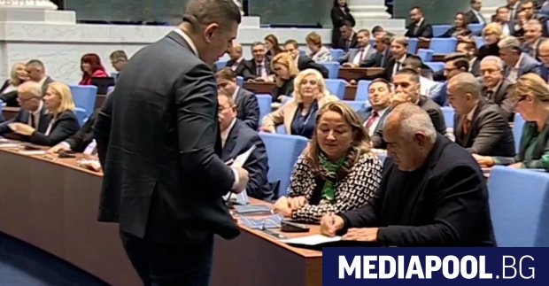 Бойко Борисов се подписа за оставка на шефа на Комисията