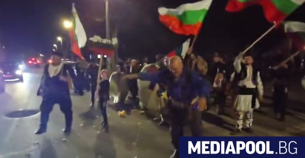 Кукерите от благоевградския квартал Струмско направиха невероятно представление във вечерта