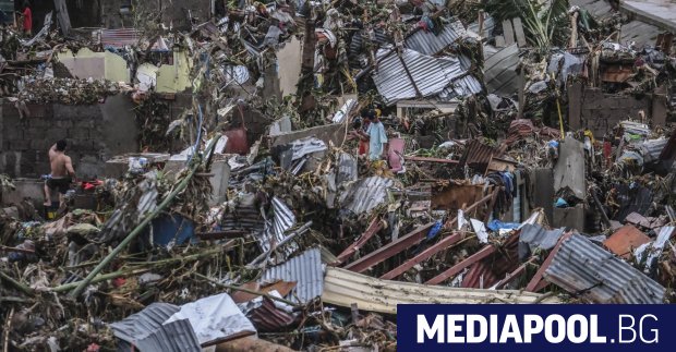 Филипинският президент Фердинанд Маркос младши обяви извънредно положение след като тайфунът
