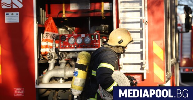 Двама души са с изгаряния след пожар в дом за