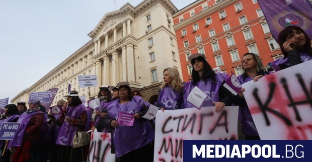 Двата най големи синдиката КНСБ и КТ Подкрепа организират в петък