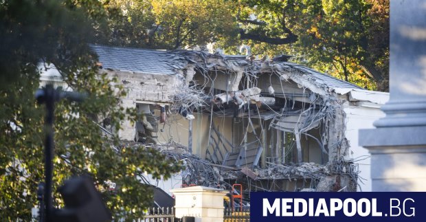 Във вторник започна събарянето на част от Източното крило на