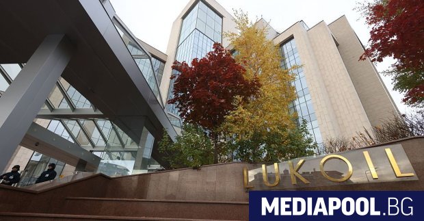 Руският гигант Лукойл обяви привечер в понеделник че започва разпродажба