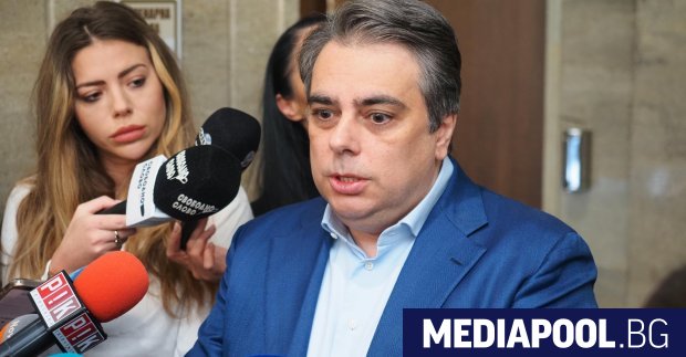 Лидерът на Продължаваме Промяната ПП обвини в четвъртък управляващите че