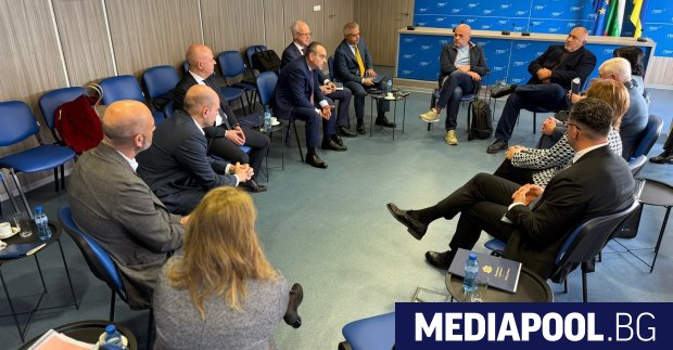 Лидерът на ГЕРБ Бойко Борисов привика в офиса на партията