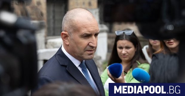 Президентът Румен Радев се разграничи в събота от всички съществуващи