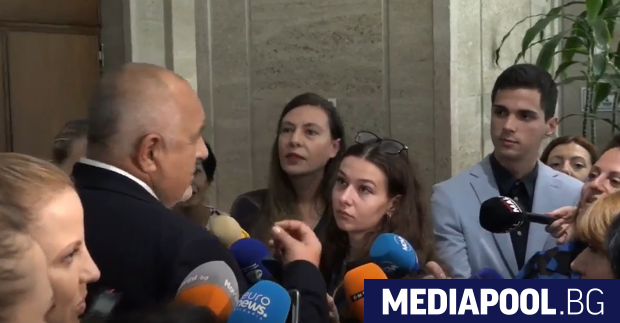 Не съм нервен изобщо просто ми дуднеш в ухото каза