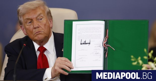 Президентът на САЩ Доналд Тръмп и другите посредници подписаха документа