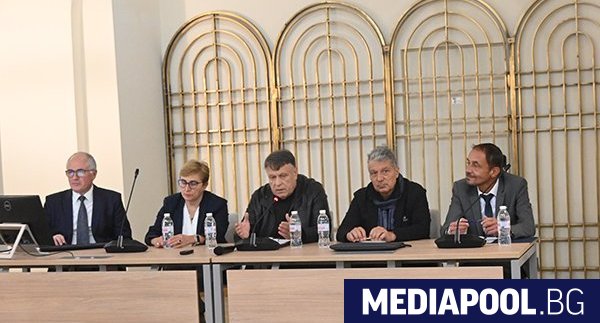 Наред с вътрешнополитическата нестабилност преди няколко седмици силно напрежение се