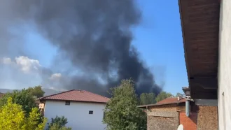 "Димът затъмни слънцето". Над 5 часа гори склад за скрап в завод за стомана в Перник