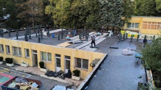 Родители са гневни от проблеми с ремонт на детска градина в "Триадица" в София (снимки)