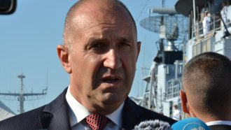 Радев: Управляващите чакат санкционирания за корушция политик да им каже дали ще ги бъде