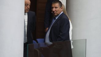 Спасяването на Сарафов дебне отвсякъде