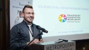 Шеф на пациентска организация е арестуван за плен и принуда на младеж, тя се разграничи от него