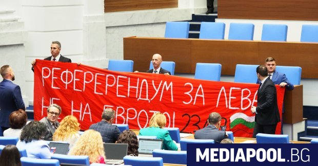 Докато Народното събрание дебатираше в сряда предложението на президента Румен