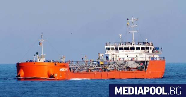 Танкер със слънчогледово олио плаващ под руски флаг е сигнализирал