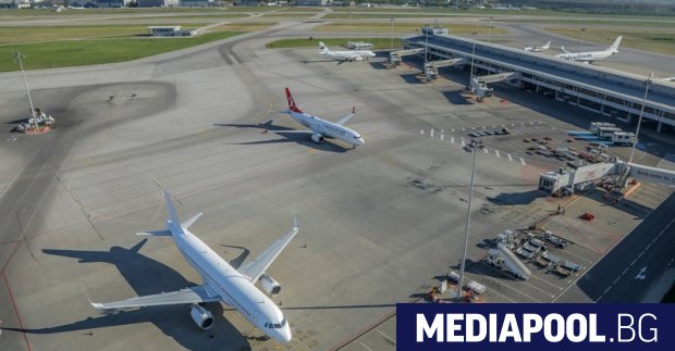 Силен вятър в София доведе до пренасочване на полети към