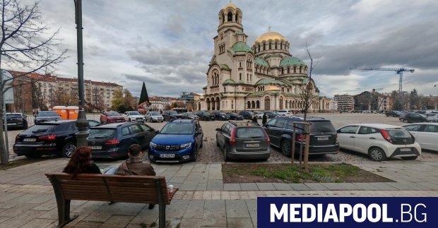 Пешеходната зона около храма Св Александър Невски в центъра на
