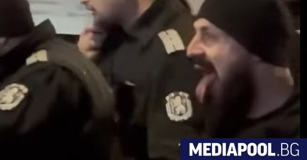 Полицаят заснет да се плези срещу протестиращи ще бъде проверен