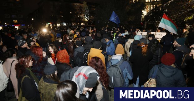 Няколкостотин души излязозоха на протест пред сградата на вътрешното министерство