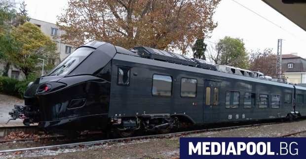 Черният влак с червените очи наричан в социалните мрежи Дарт