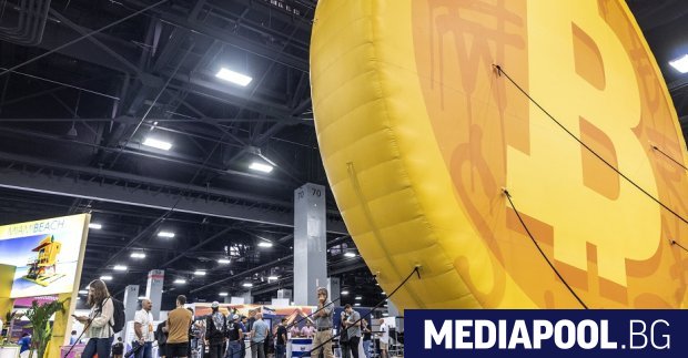 Биткойнът отново падна под 90 000 долара като разшири загубите