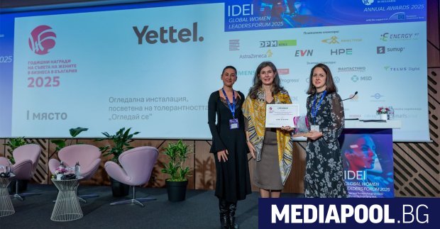 Петметровата деконструирана и огледална коледна елха която миналата година телекомът