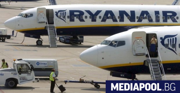 Ирландската нискотарифна авиокомпания Райънеър Ryanair загуби два от слотовете си