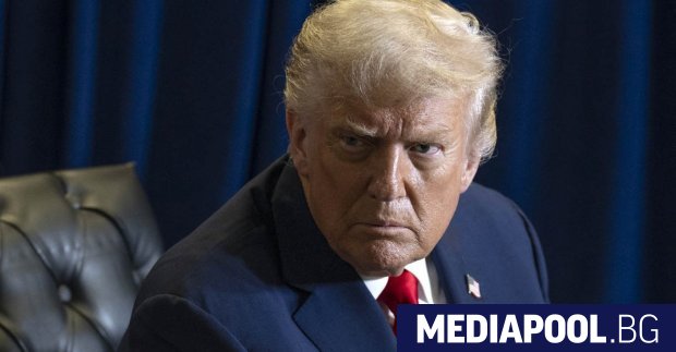 Снимки на Доналд Тръмп на които изглежда сякаш затваря очи