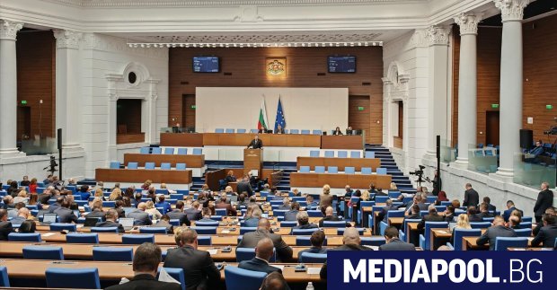 Депутатите обсъждат предложението на президента Румен Радев за провеждане на