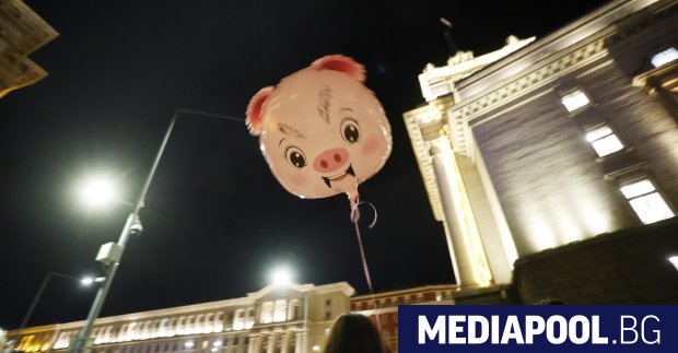 Стотици граждани се събраха за пореден път в центъра на