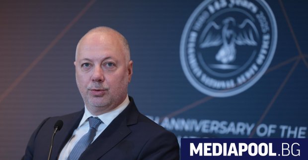 Правителството вече обсъжда няколко имена за особен управител на рафинерията