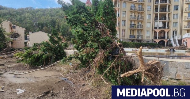 Незаконно сметище високо 18 метра и дълго 30 40
