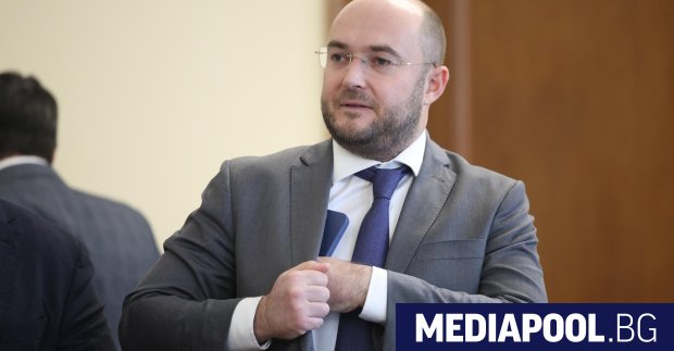 Нито на диванчета нито на маси нито на столчета нито